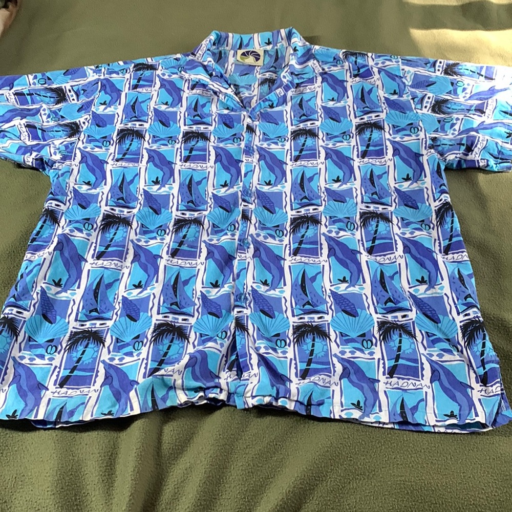 Men’s Armadillo short sleeve, button up shirt.  Size XL